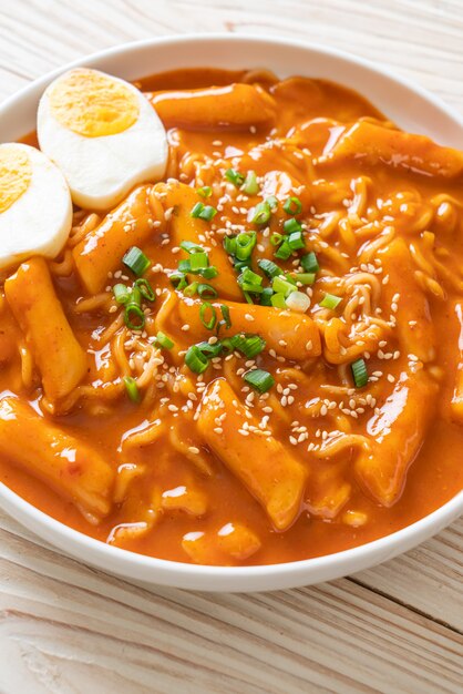 Koreaanse instantnoedel en tteokbokki in koreaanse pittige saus, rabokki - koreaanse eetstijl