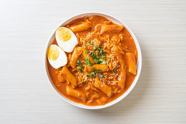 Koreaanse instantnoedel en tteokbokki in koreaanse pittige saus, rabokki - koreaanse eetstijl