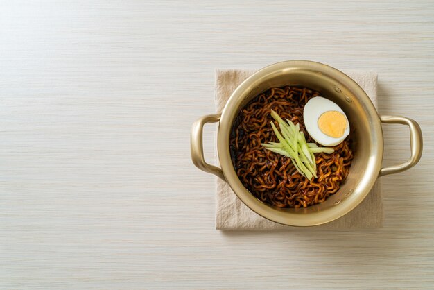 Koreaanse instantnoedel met zwarte bonensaus, komkommer en gekookt ei (Jajangmyeon of JJajangmyeon) - Koreaans eten