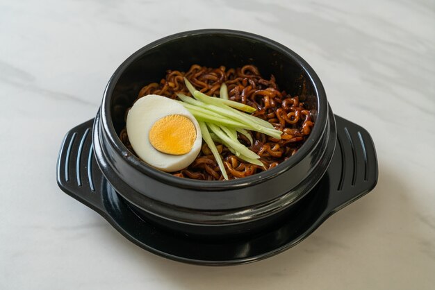 Koreaanse instantnoedel met zwarte bonensaus, komkommer en gekookt ei (Jajangmyeon of JJajangmyeon) - Koreaans eten