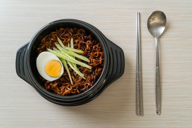 Koreaanse instantnoedel met zwarte bonensaus, komkommer en gekookt ei (Jajangmyeon of JJajangmyeon) - Koreaans eten