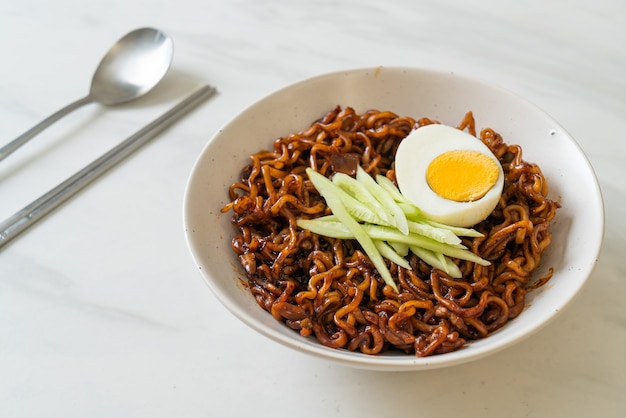 Koreaanse instantnoedel met zwarte bonensaus, komkommer en gekookt ei (Jajangmyeon of JJajangmyeon) - Koreaans eten