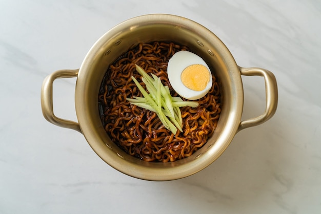 Koreaanse instantnoedel met zwarte bonensaus, komkommer en gekookt ei (Jajangmyeon of JJajangmyeon) - Koreaans eten