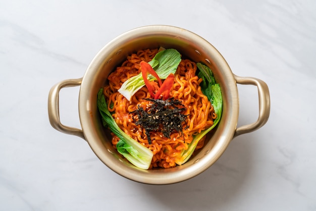 Koreaanse instantnoedels met groente en kimchi