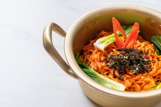 Koreaanse instantnoedels met groente en kimchi