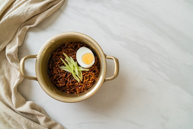 Koreaanse instantnoedels met zwarte bonensaus, komkommer en gekookt ei (Jajangmyeon of JJajangmyeon) - Koreaans eten