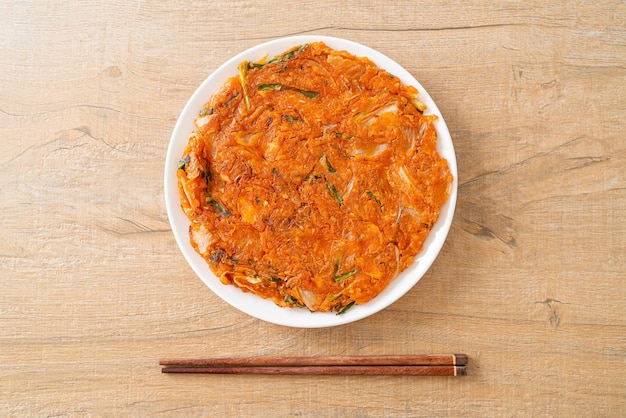 Koreaanse Kimchi-pannenkoek of Kimchijeon - Gebakken gemengd ei, Kimchi en bloem - Koreaanse voedselstijl