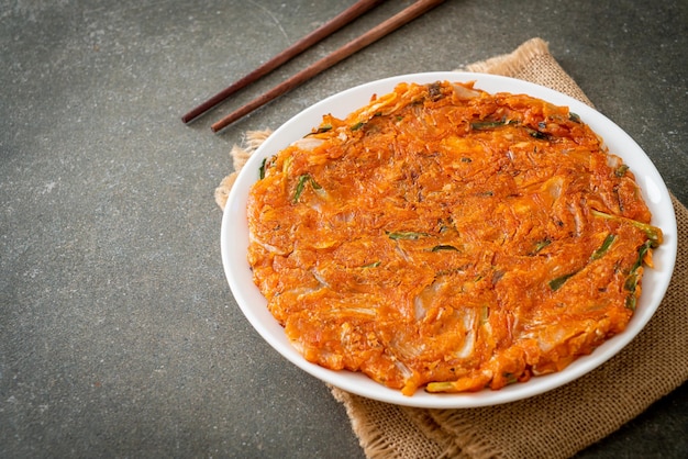 Koreaanse Kimchi-pannenkoek of Kimchijeon - Gebakken gemengd ei, Kimchi en bloem - Koreaanse voedselstijl