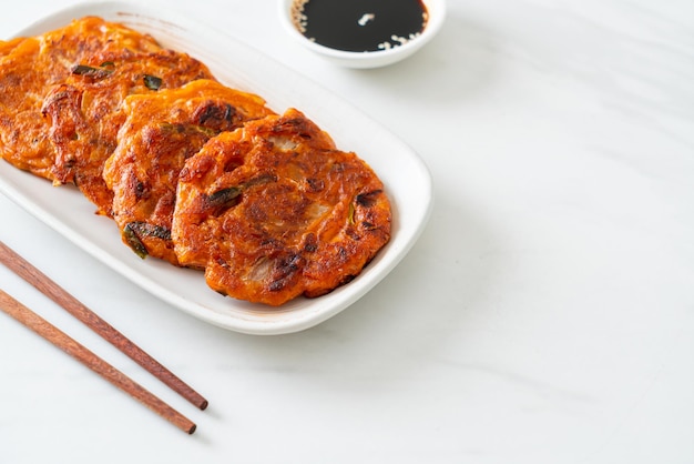 Foto koreaanse kimchi pannenkoek of kimchijeon gebakken gemengd ei kimchi en meel