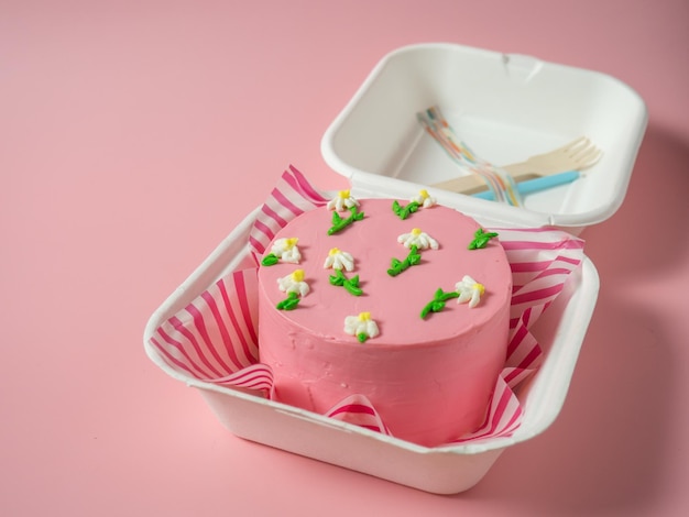 Koreaanse lunchboxcake met crèmekleurige bloemen in roze tinten plaats voor uw tekst