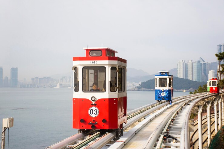 Koreaanse mensen en buitenlandse reizigers zittende passagiers reizen op Sky Capsule Tram Haeundae Blue Line op Mipo Station voor reisbezoek aan Haeundae Beach Park op 18 februari 2023 in Busan, Zuid-Korea