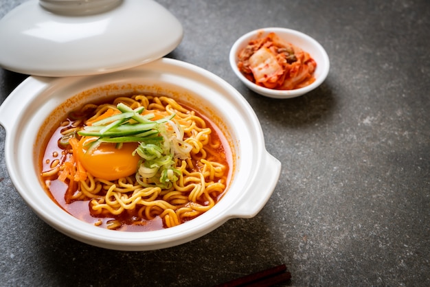 Koreaanse pittige instantnoedels met ei, groente en kimchi