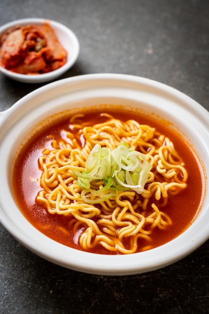 Koreaanse pittige instantnoedels met kimchi