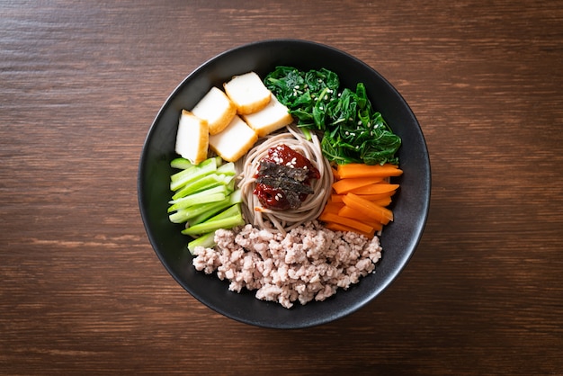 Koreaanse pittige koude noedels. bibim makguksu of bibim guksu. Koreaanse eetstijl