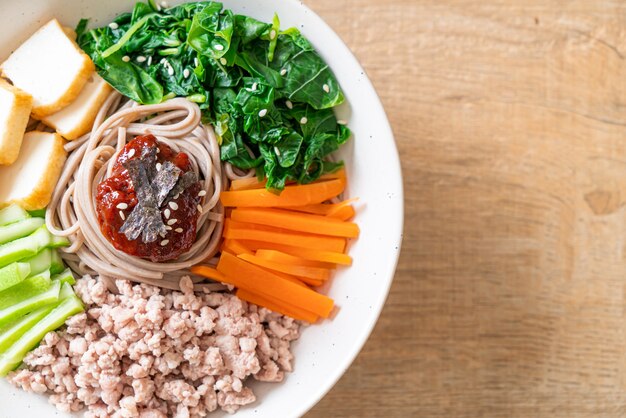 Koreaanse pittige koude noedels - bibim makguksu of bibim guksu - Koreaanse eetstijl