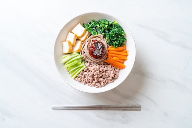 Koreaanse pittige koude noedels. bibim makguksu of bibim guksu. Koreaanse eetstijl