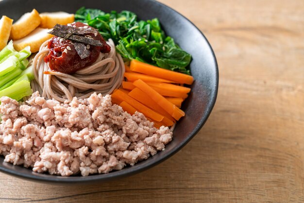 Koreaanse pittige koude noedels - bibim makguksu of bibim guksu - Koreaanse voedselstijl