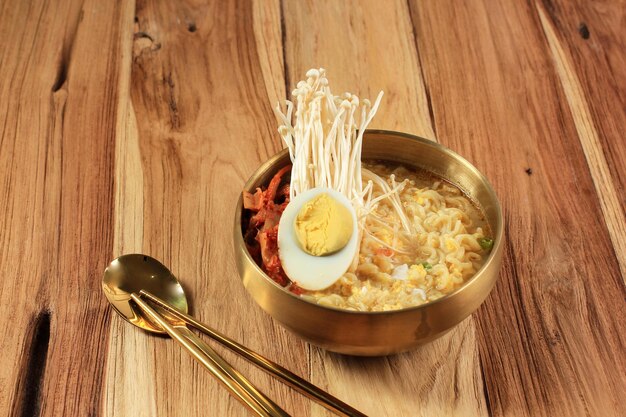 Koreaanse Ramyeon Instant Noedelsoep op Golden