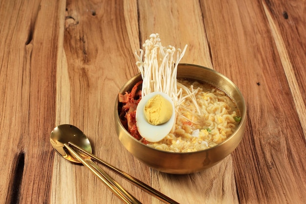 Foto koreaanse ramyeon instant noedelsop op gouden