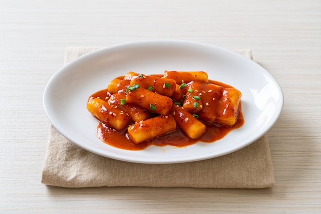 Koreaanse rijstcake-stick in pittige saus (Tteokbokki) - Koreaanse voedselstijl