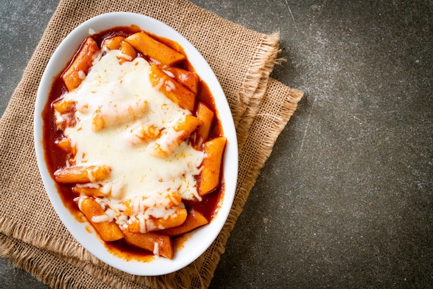 Koreaanse rijstwafel in pittige Koreaanse saus met kaas, Kaas Tokpokki, Tteokbokki met Kaas. Koreaanse eetstijl