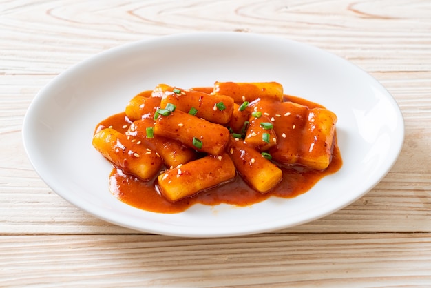 Koreaanse rijstwafelstokjes in pikante saus (Tteokbokki)