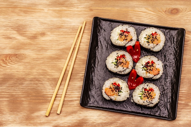 Koreaanse rol Gimbap (kimbob). Gestoomde witte rijst (bap) en diverse andere ingrediënten