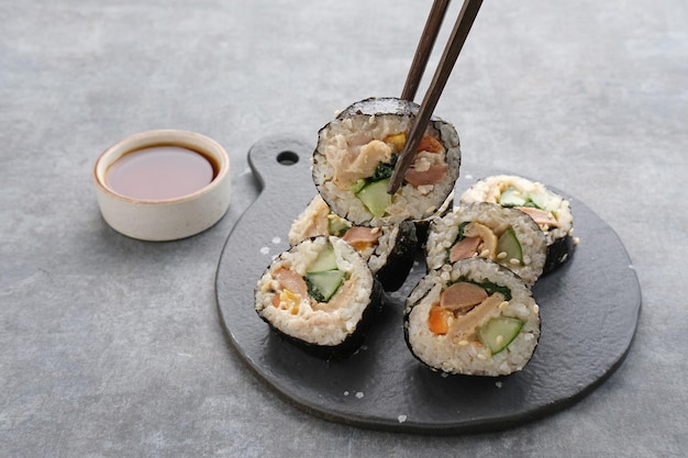 Koreaanse Rolled Gimbap, gemaakt van rijst, komkommer, tonijn, wortel, worst, krabstick.