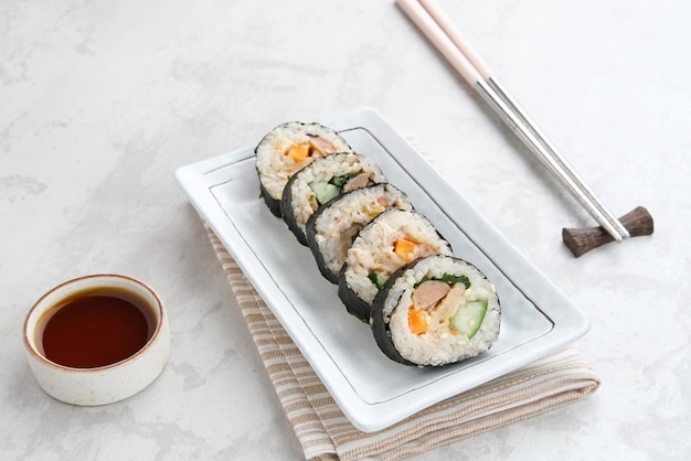 Koreaanse Rolled Gimbap, gemaakt van rijst, komkommer, tonijn, wortel, worst, krabstick