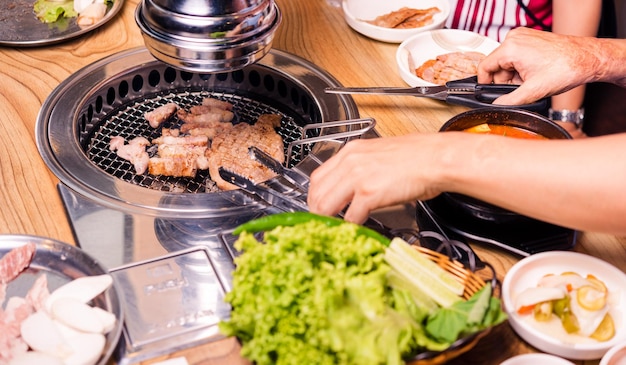 Koreaanse rundvleesbarbecue op hete kolen Grillen van vleesvarkensvlees Koreaanse BBQ traditionele stijl