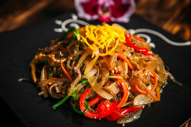 Koreaanse salade funchoza met noedels van rundvleeszetmeel