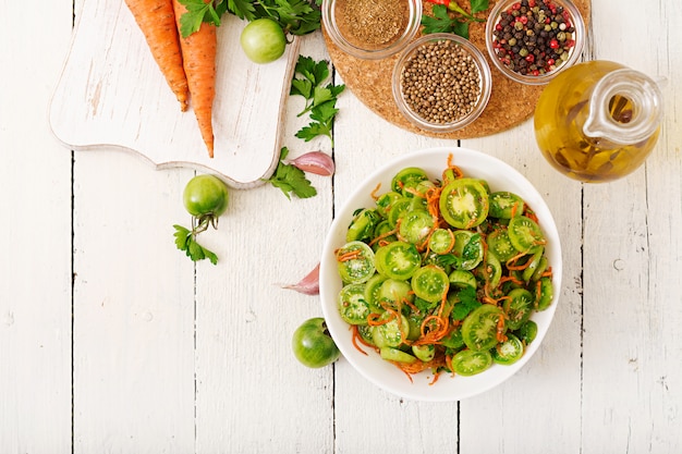 Koreaanse salade van groene tomaten en wortelen