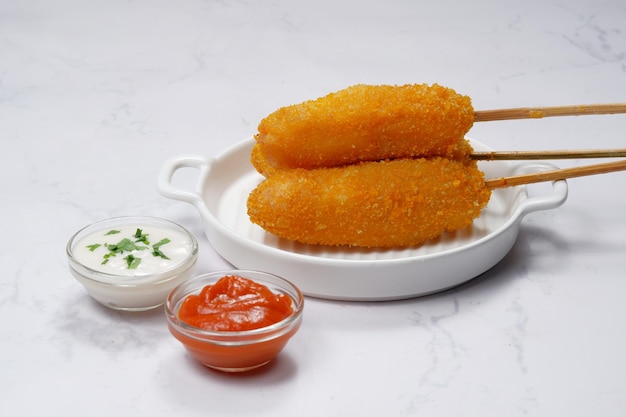 koreaanse stijl corn dog met ketchup en mayonaise