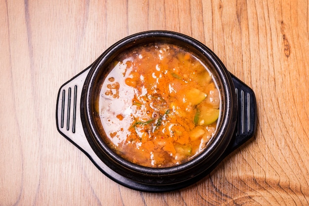 Koreaanse traditionele Kimchi Jjigae-soep in kom in het restaurant
