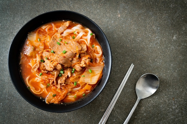 Koreaanse udon ramen-noedels met varkensvlees in kimchi-soep - Aziatische voedselstijl