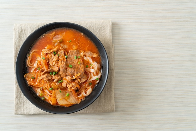 Koreaanse udon ramen-noedels met varkensvlees in kimchi-soep - Aziatische voedselstijl