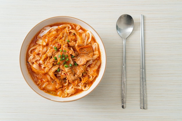 Koreaanse udon ramen noodles met varkensvlees in kimchi soep