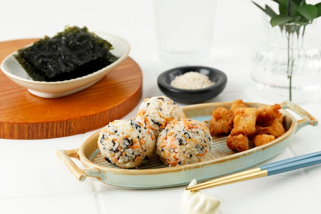 Koreaanse Zeewier Rijstballetjes of Jumeokbap Met Ham Worst Sesamzaad Sesamolie En Groente