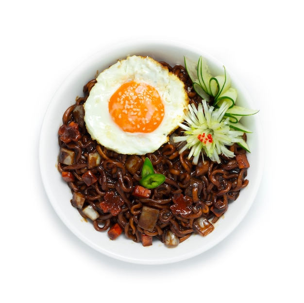 Koreaanse zwarte noedels Jjajangmyeon zwarte bonensaus