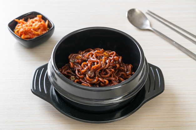 Koreaanse zwarte spaghetti met geroosterde sojasaus van chajung