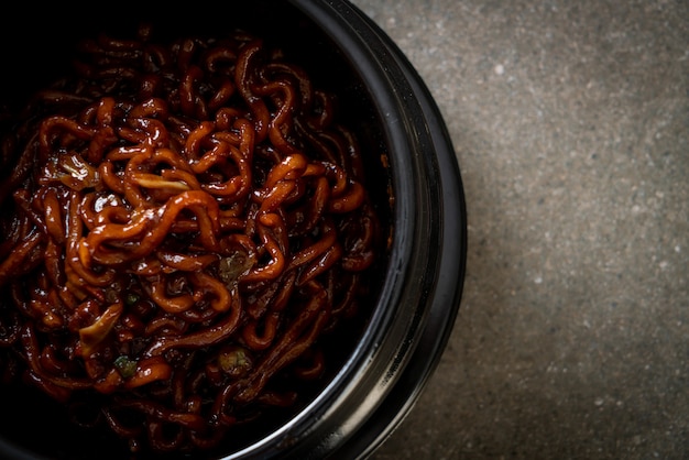 Koreaanse zwarte spaghetti of instant noedels met geroosterde chajung sojabonensaus (chapagetti) - Koreaanse eetstijl