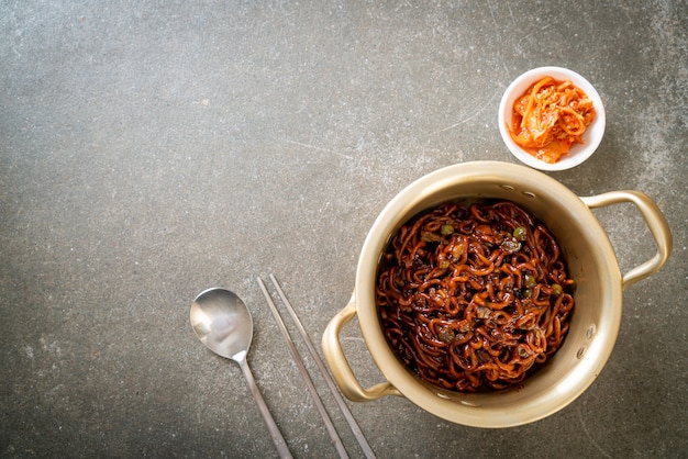 Koreaanse zwarte spaghetti of instantnoedel met geroosterde chajung-sojasaus (chapagetti) - Koreaanse eetstijl