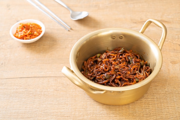 Koreaanse zwarte spaghetti of instantnoedel met geroosterde chajung-sojasaus (chapagetti) - Koreaanse eetstijl