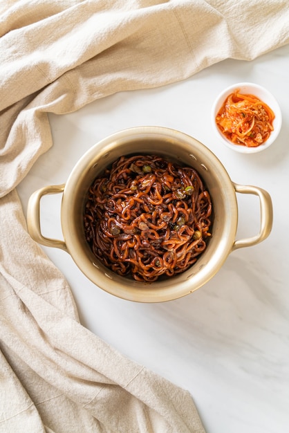 Koreaanse zwarte spaghetti of instantnoedel met geroosterde chajung-sojasaus (chapagetti) - Koreaanse eetstijl