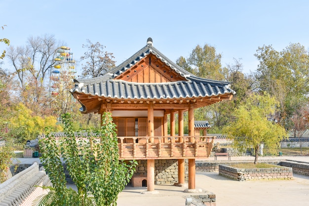 韓国建築 - 伝統的な韓国風の木造の塔。