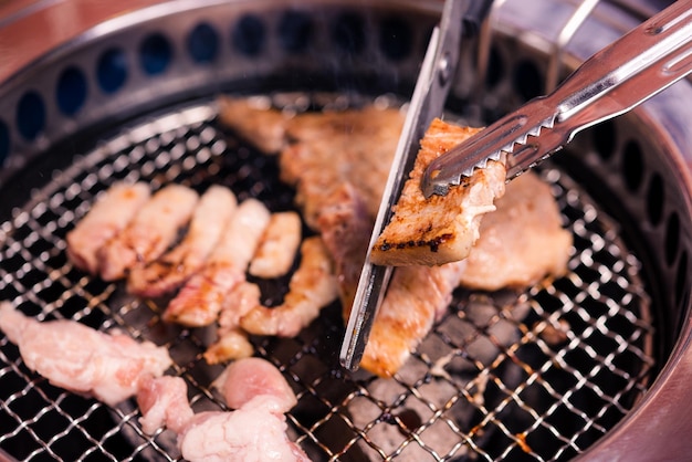 温かい炭火での韓国ビーフバーベキュー肉豚肉のグリルの準備ができました