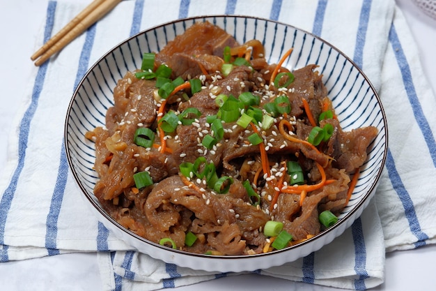 Photo korean beef bulgogi bbq with sesame seeds