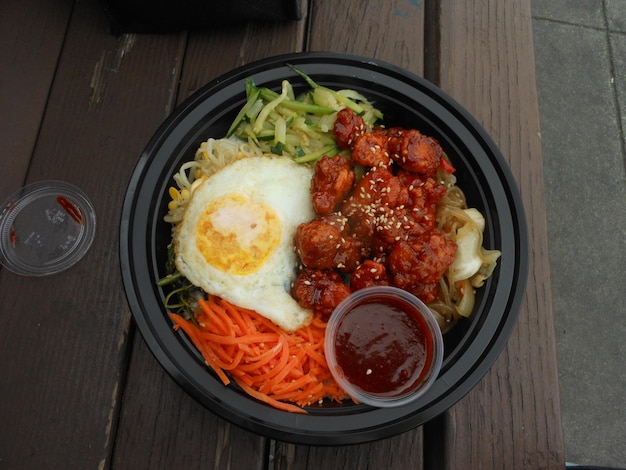Фото Корейский бибимбап на тарелке