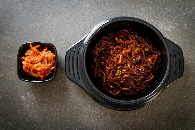 Фото Черные корейские спагетти или лапша быстрого приготовления с жареным соевым соусом чачжунг (чапагетти) - корейский стиль еды