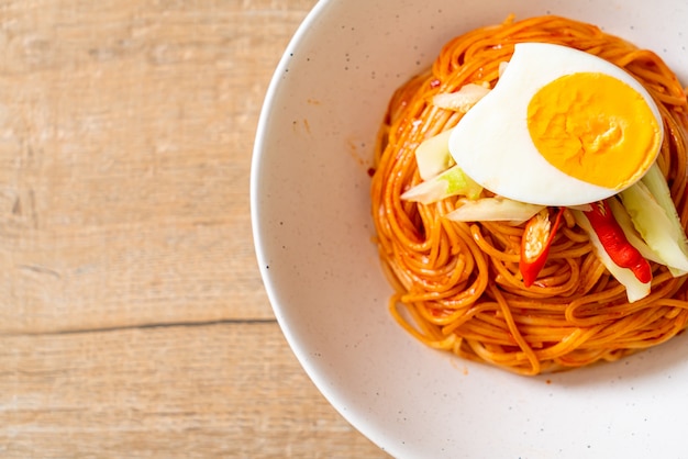 Tagliatelle fredde coreane con uovo